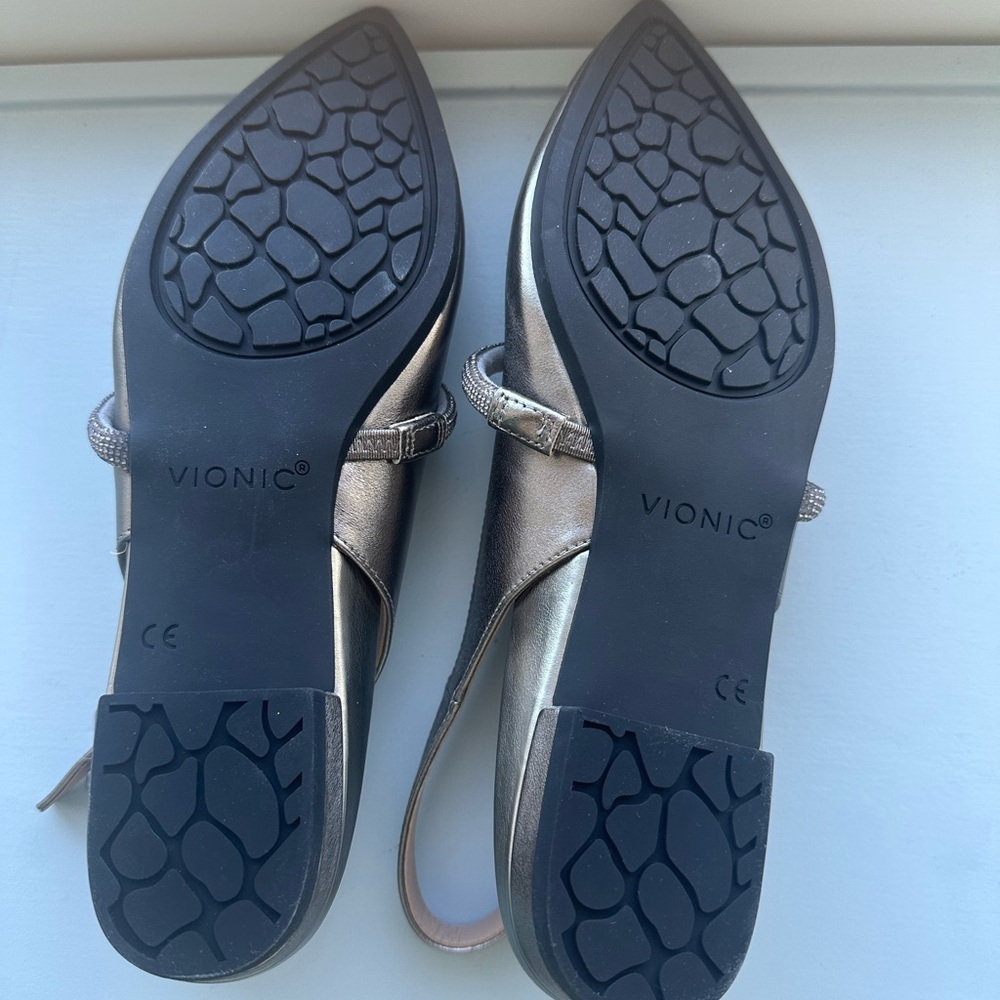 Vionic Presidio dress flats in Platinum Leather - Picture 4 of 6